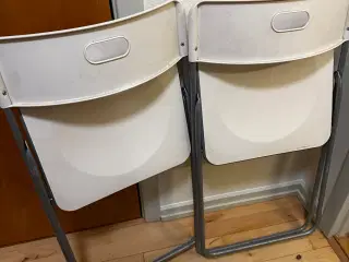 Solide hvide metal klapstole med plastsæde