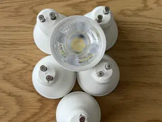 6 stk. farveskiftende spotpære fra Wiz