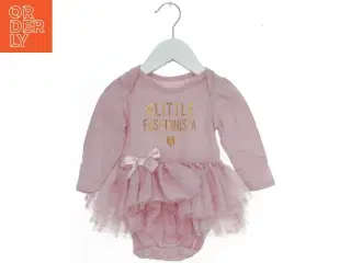 Lyserød bodystocking med tyl og tekst fra The Childrens Place (str. 74)