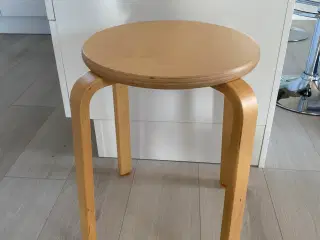 Klassisk taburet (1 stk.) i massiv bøg.