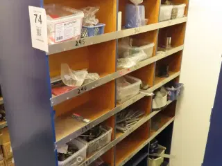 Reol med indhold af diverse beslag, fittings mv.