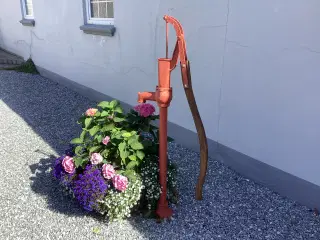 Vandpumpe og blomsterkrukke til havepynt