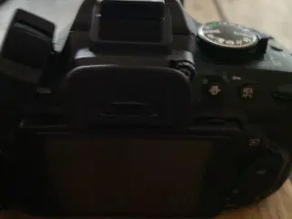 Nikon D5200 DSLR + 2 objektiver, 2 batterier & tas