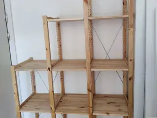 Reol med tre sektioner 