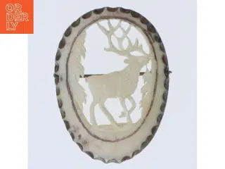 Gammel broche med hjortemotiv (str. 4,5 cm)