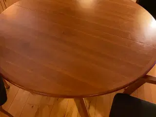 Skovby rundt spisebord i kirsebærtræ