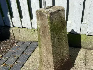 Stolpesten beton med beslag.