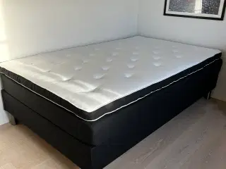 Ny kontinental seng med topmadras