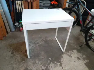 Hvidt skrivebord med skuffe