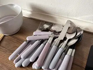 Bestik glas tallerkener krus 