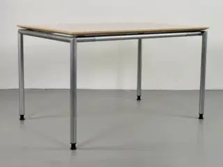 Rumas konferencebord med plade i birk og grå ben