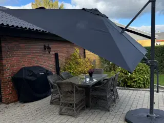 Sort hængende parasol med beskyttelsescover