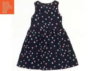 Børnekjole med hjertermønster fra H&M (str. 122)