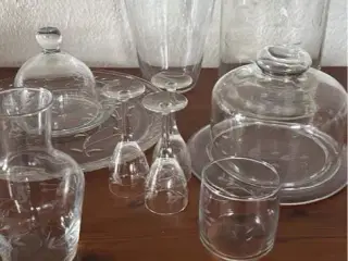 Glas stel med indgraveringer