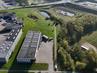 Erhvervsejendom med kølelager og showroom nær København og E20
