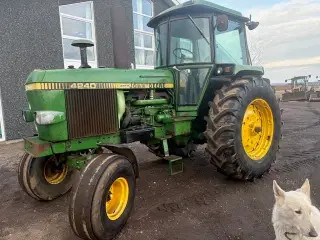 John Deere 4240 STÅR HELT ORIGINAL I LAK OG ALT