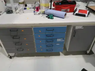 Arbejdsbord med værktøjstavle uden indhold