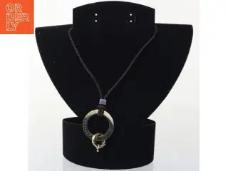 Halskæde med metal vedhæng og flettet lædersnor fra Dyrberg Kern (str. Kede 64 cm)