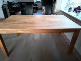 Spisebord i egetræ 