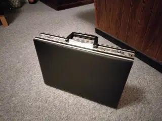 Sort attachétaske fra Cavalet