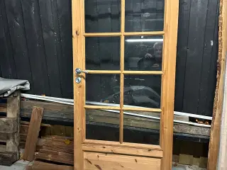 Pæn dør med glasfelter