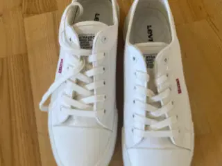 New men’s Levi white sneakers 