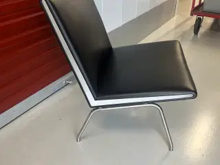 Hans J Wegner Lufthavnsstol CH401 i sort læder