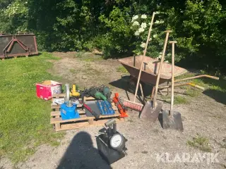 Parti med diverse hånd- og elværktøj.