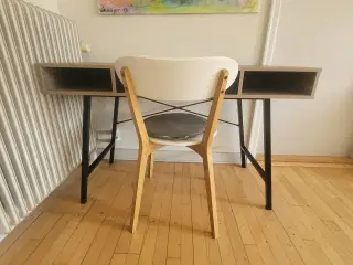 Skrivebord + stol 295kr.