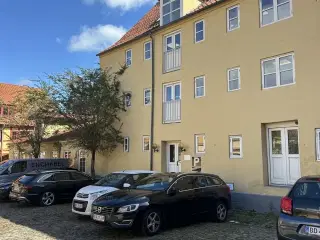 Parkeringsplads midt i byen i aflukket gård