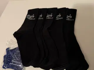 Fem par sorte Carlsberg strømper og J-dag mundbind