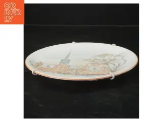 Dekorativ porcelænsfad med bygningmotiv (str. Ø 21,5 cm)