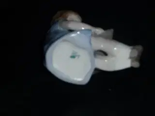 porcelæns figur af en pige der læser