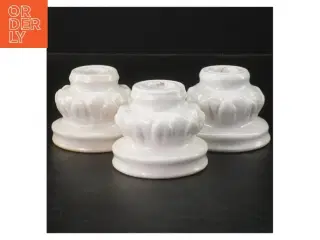 Hvide porcelænslysstager fra L. Hiorth. (str. 3 stk 5,5 cm h, 7 cm Ø )