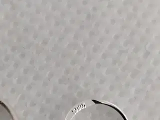 Elegante øreringe med smukke røde glasperler