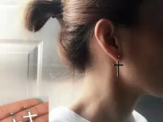 * Smukkeste øreringe - med kors - i Tibetansk sølv