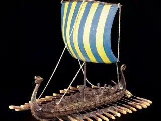 Vikingeskib - Dragebåd - Blå Sejl - Nordisk Sejlsk