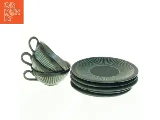 Keramik kopper og tallerkener fra Løvemose (str. 17,5 cm i diameter og 10,5 cm i diameter)