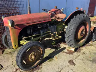Massey Ferguson benzin 35