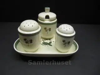 Hjertegræs Bakke med salt/peber/Sennepskrukker.
