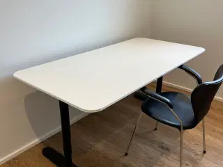 Skrivebord - som nyt!