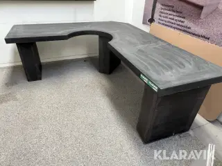 Stort hjørnebord i beton