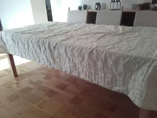 Dug /sengetæppe i creme m flotte mønstre