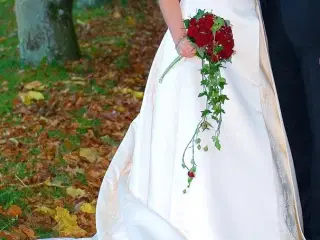 Smuk engelsk creme farvet brudekjole