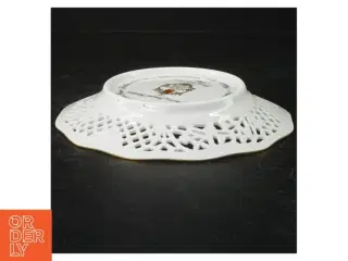 Porcelænstallerken med gennembrudt kant og rosendekoration fra Firkløveren