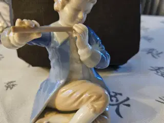 Rigtig fin porcelænsfigur af siddende fløjtespille