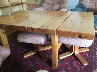 Sofabord i masssiv fyrretræ.