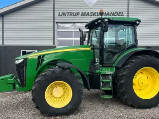 John Deere 8260R