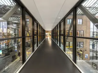 Unikt kontor lige ved Valby Station med plads til mange medarbejdere