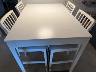 Køkkenhøjbord med 4 stole